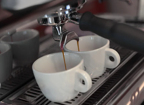 Espresso in eine Tasse gießen — Stockfoto