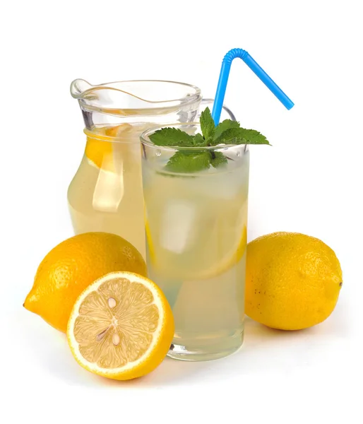 Zumo de limón en una jarra y fruta — Foto de Stock