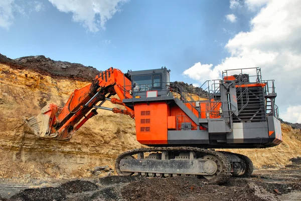 The big dredge digs the earth — Stock Photo, Image