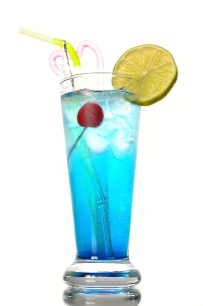 Blue cocktail met ijs en kalk — Stockfoto