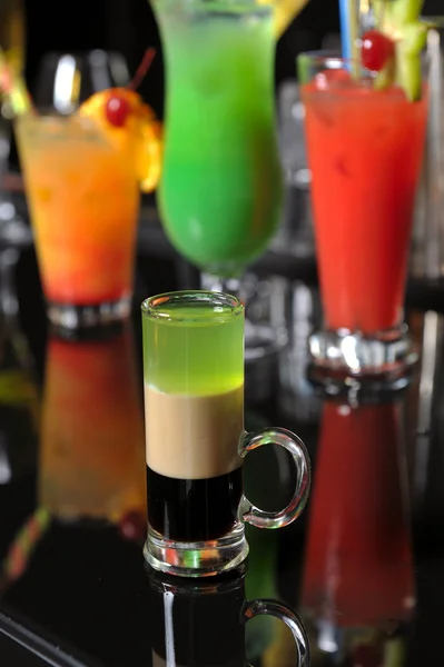 Verschillende cocktails in de bar — Stockfoto