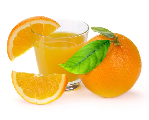 Plnou sklenici čerstvé pomerančové šťávy a ovoce — Stock fotografie