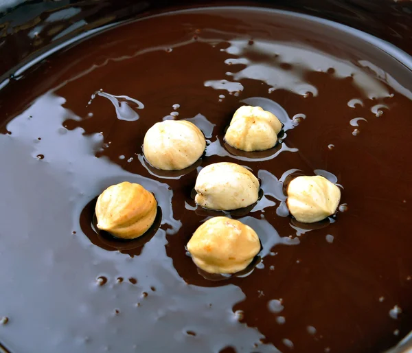 Орешки в расплавленном шоколаде — стоковое фото