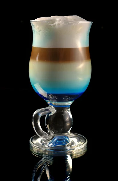 Cocktail med kaffe och vispad mjölk och likör curacao — Stockfoto