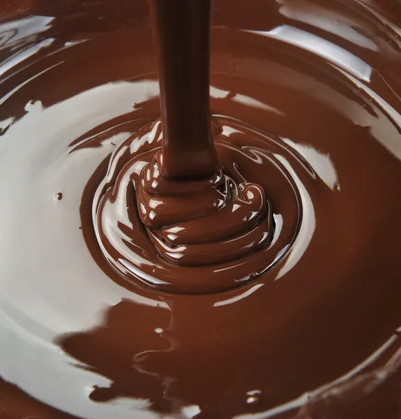 Mucho chocolate cayendo desde arriba — Foto de Stock