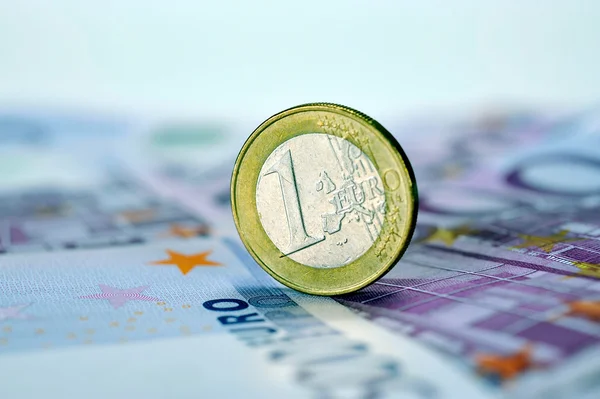 Moeda de um euro em notas de EUR 500 — Fotografia de Stock
