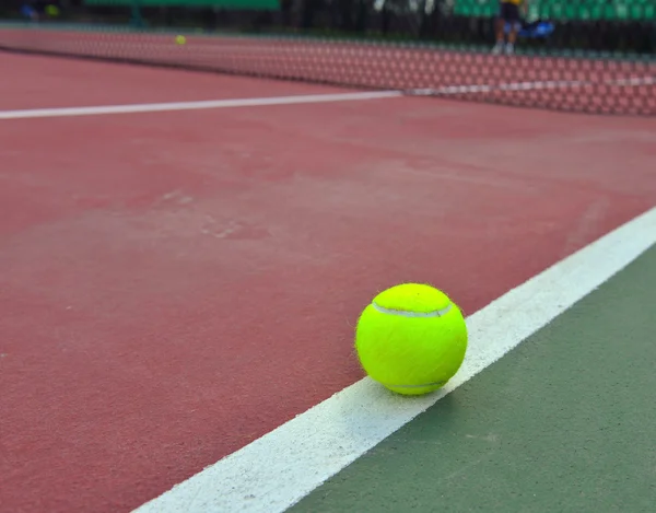 Palline da tennis sparate su un campo da tennis all'aperto — Foto Stock