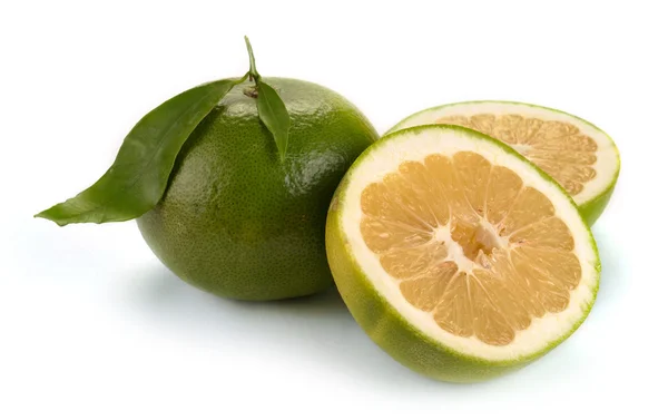 Sweety citrusfrukter med blad — Stockfoto