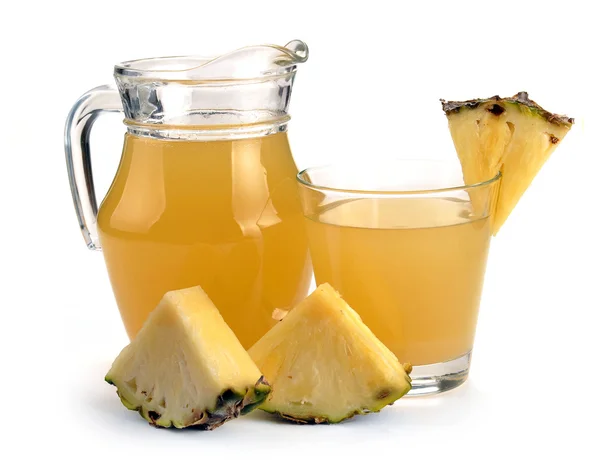 Fullt glas och kanna ananas juice — Stockfoto