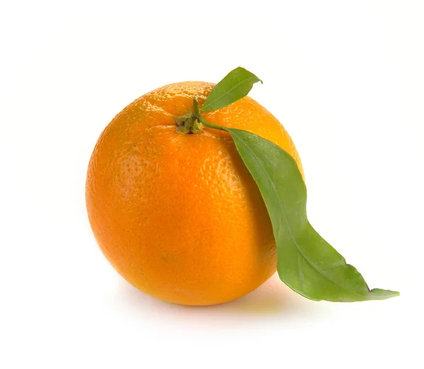 Orange mit Blättern — Stockfoto