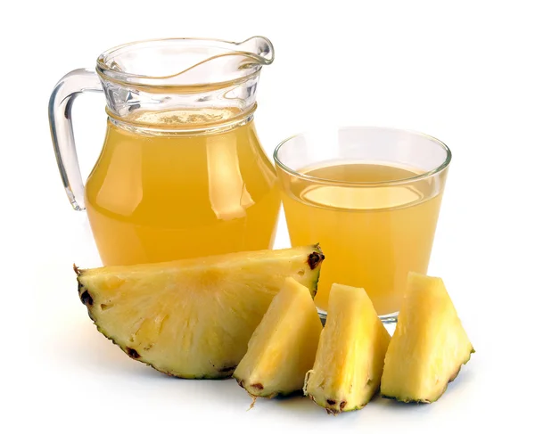 Copo cheio e jarro de suco de abacaxi — Fotografia de Stock
