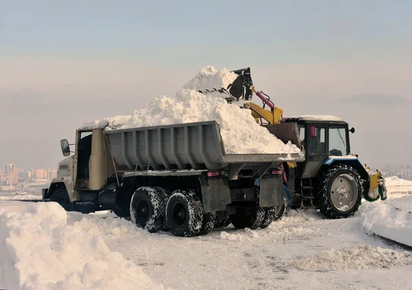 Limpieza y carga de nieve — Foto de Stock