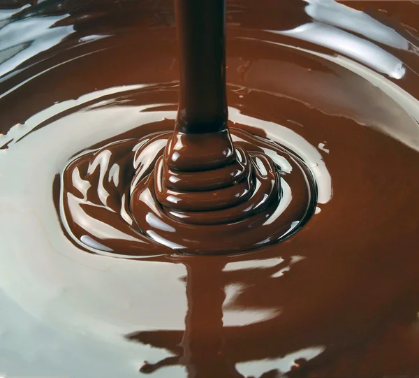 Много шоколада падает сверху — стоковое фото