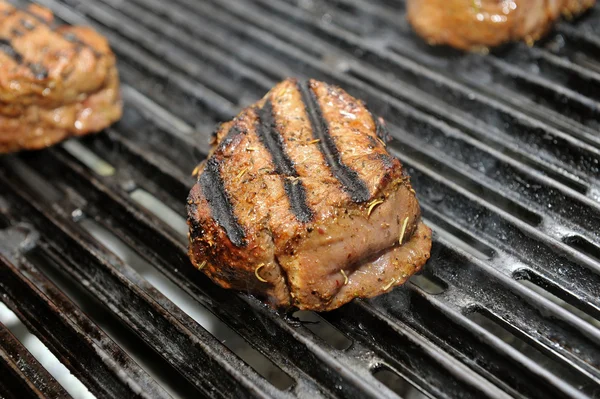 Carne de res cocinada en una parrilla de llama abierta —  Fotos de Stock