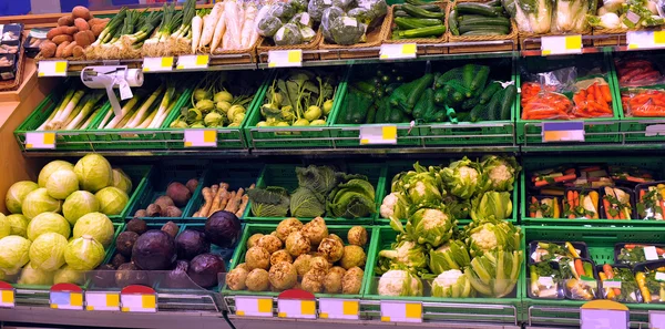 Légumes exposés dans un supermarché — Photo
