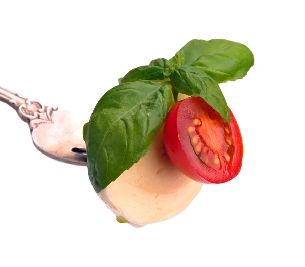 Mozzarella com tomate e manjericão em garfo — Fotografia de Stock