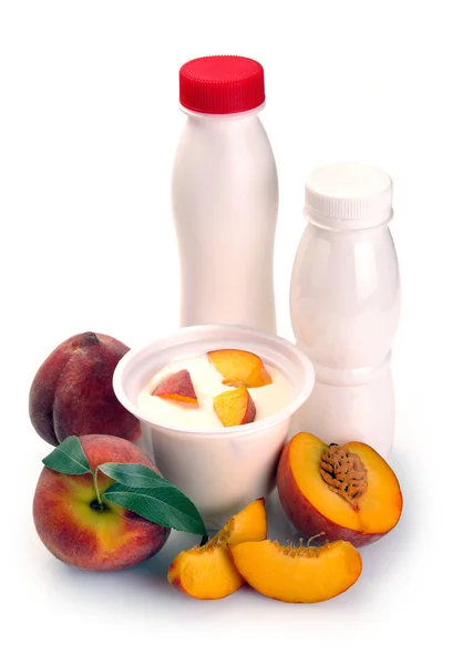 Yoghurt with peach and pieces — Stock Photo, Image