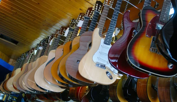 Guitarras en una vitrina — Foto de Stock