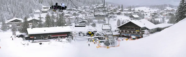Skilift en hellingen in de hoge bergen — Stockfoto