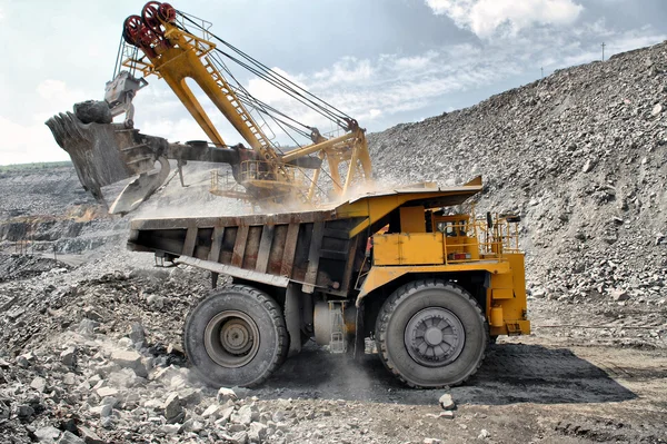 Loading of iron ore on truck — Stock Photo, Image
