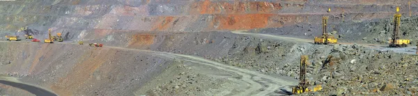 Panorama de una mina a cielo abierto extrayendo mineral de hierro —  Fotos de Stock