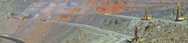 Панорама карьера по добыче железной руды — стоковое фото