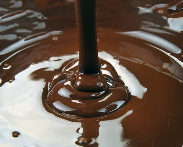 Viel Schokolade, die von oben fällt — Stockfoto