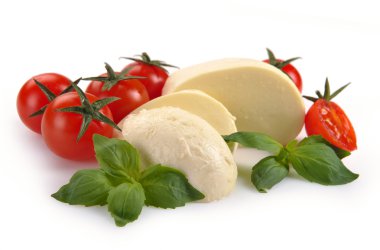 Mozzarella peyniri domates fesleğen