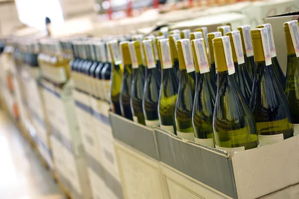 Vino en botellas en la tienda de vinos — Foto de Stock