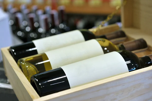 Víno v lahvích v vinotéka — Stock fotografie
