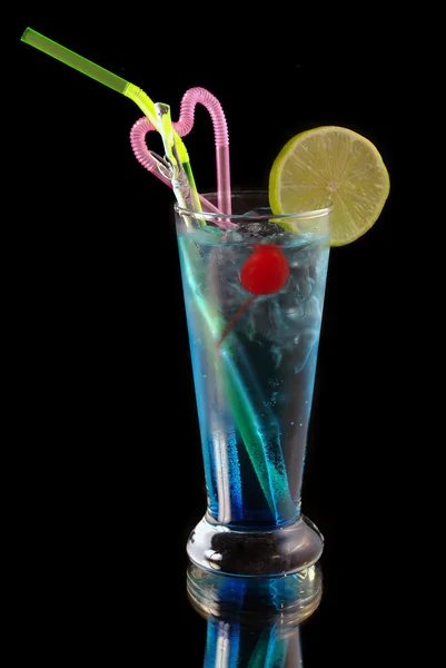 Blue cocktail met ijs en kalk — Stockfoto