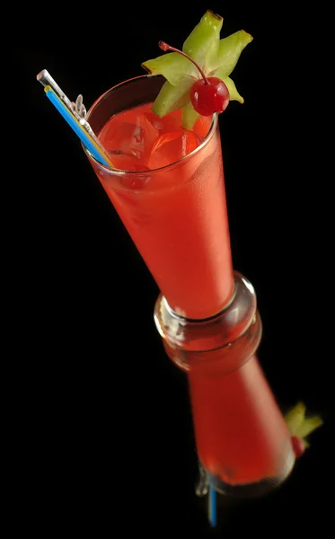 Martini cocktail rood met ijs — Stockfoto