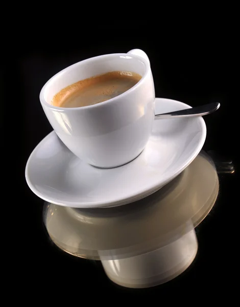 Tazza di caffè sul nero — Foto Stock