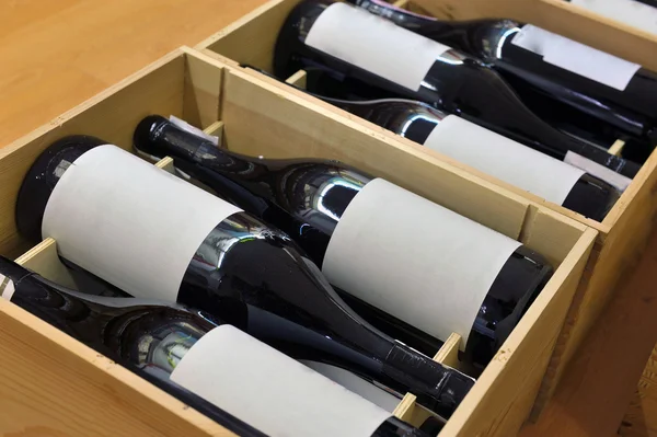 Rode en witte wijn in flessen — Stockfoto