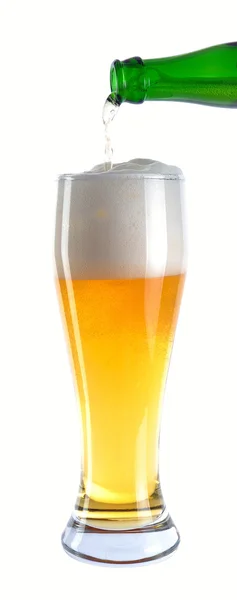 Ρίχνει μπύρα σε ποτήρι — Φωτογραφία Αρχείου