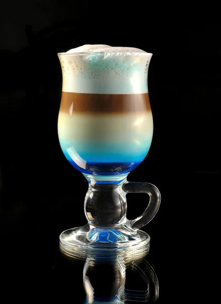 Cocktail con caffè e latte montata e liquore al curacao — Foto Stock