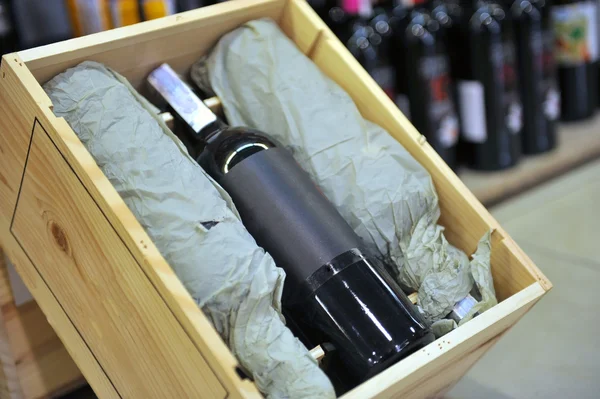 Vino rosso e bianco in bottiglia — Foto Stock