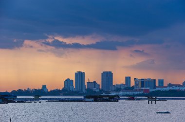 içinde malaysia johor bahru şehir üzerinde günbatımı fırtına