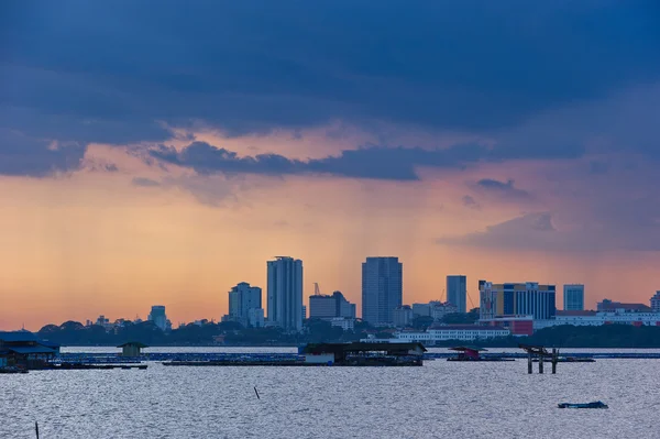 Tempesta al tramonto sulla città di Johor Bahru in Malesia — Foto Stock