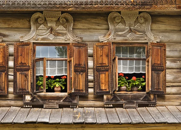 Fenêtres décoratives en bois — Photo