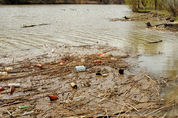 La orilla del río llena de basura — Foto de Stock