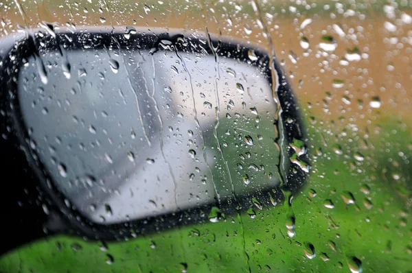 Gotas de lluvia en el vidrio del coche — Foto de Stock