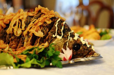 restoranda bir tablo üzerinde pişmiş sazan