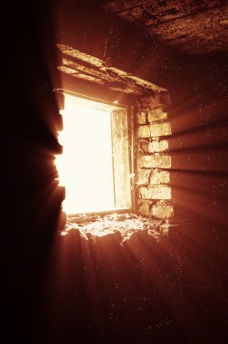bir pencereden ışık ışınları