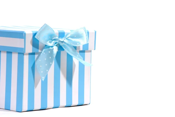 Scatola regalo con cravatta blu e bianca, sfondo bianco — Foto Stock