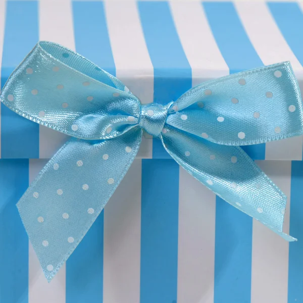 Confezione regalo con fiocco per neonati — Foto Stock
