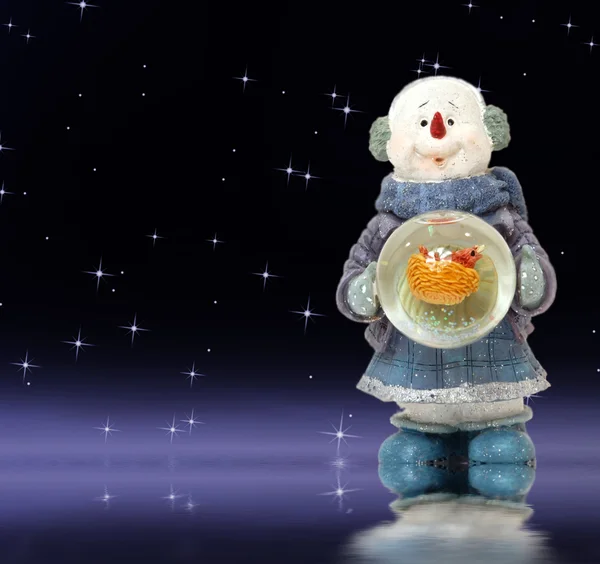 Tarjeta de Navidad, muñeco de nieve adorable en la noche — Foto de Stock