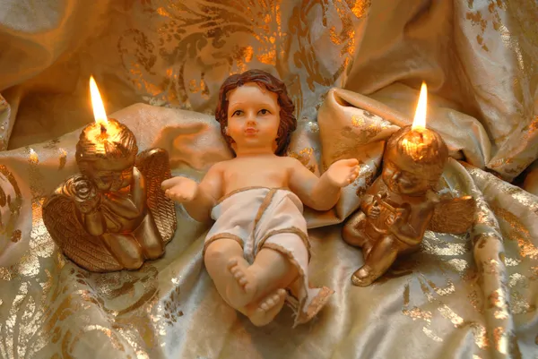 Julkort, baby jesus och två tända ljus — Stockfoto