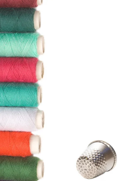Spoelen van wol en vingerhoed voor het naaien — Stockfoto