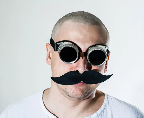 Bărbat purtând mustață falsă și ochelari de protecție Imagine de stoc